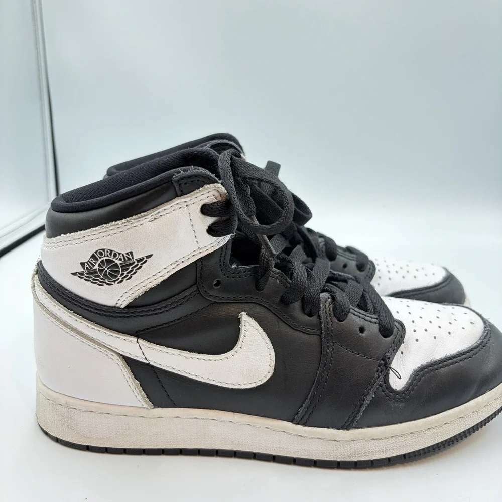 NIKE AIR JORDAN 1 RETRO HIGH OG‎ BLACK / WHITE FD1437 010-Youth Size 6Y Euc